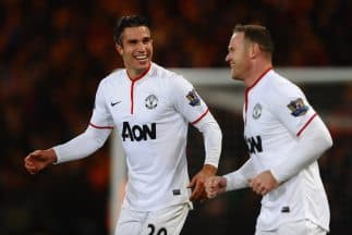 Van Persie, autor del primer gol, celebra el tanto de Rooney.