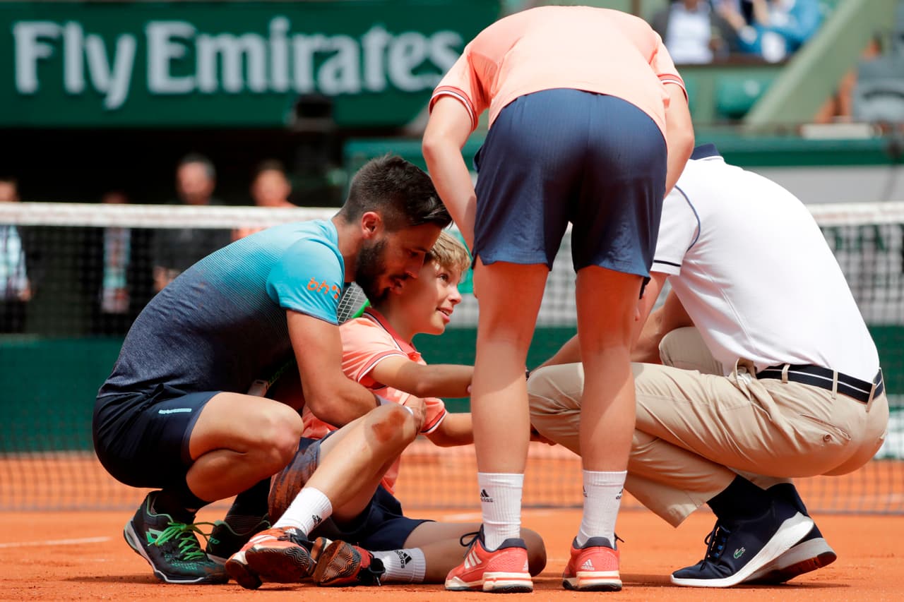 Todos vieron que el niño estuviera en condiciones estables y lo ayudaron a moverse, pues el partido vivía un momento intenso, en el que el bosnio parecía sorprender al tercero del mundo.