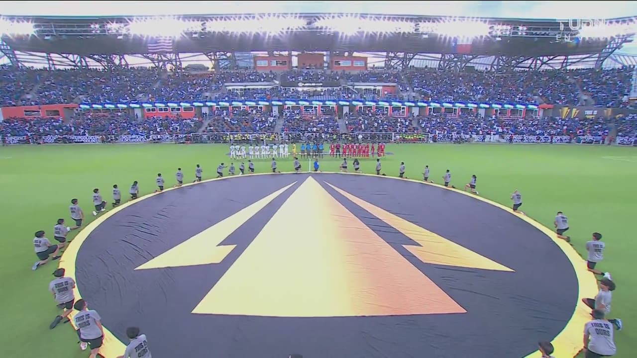 ¡Con la piel chinita! Así sonaron los himnos de Panamá y El Salvador