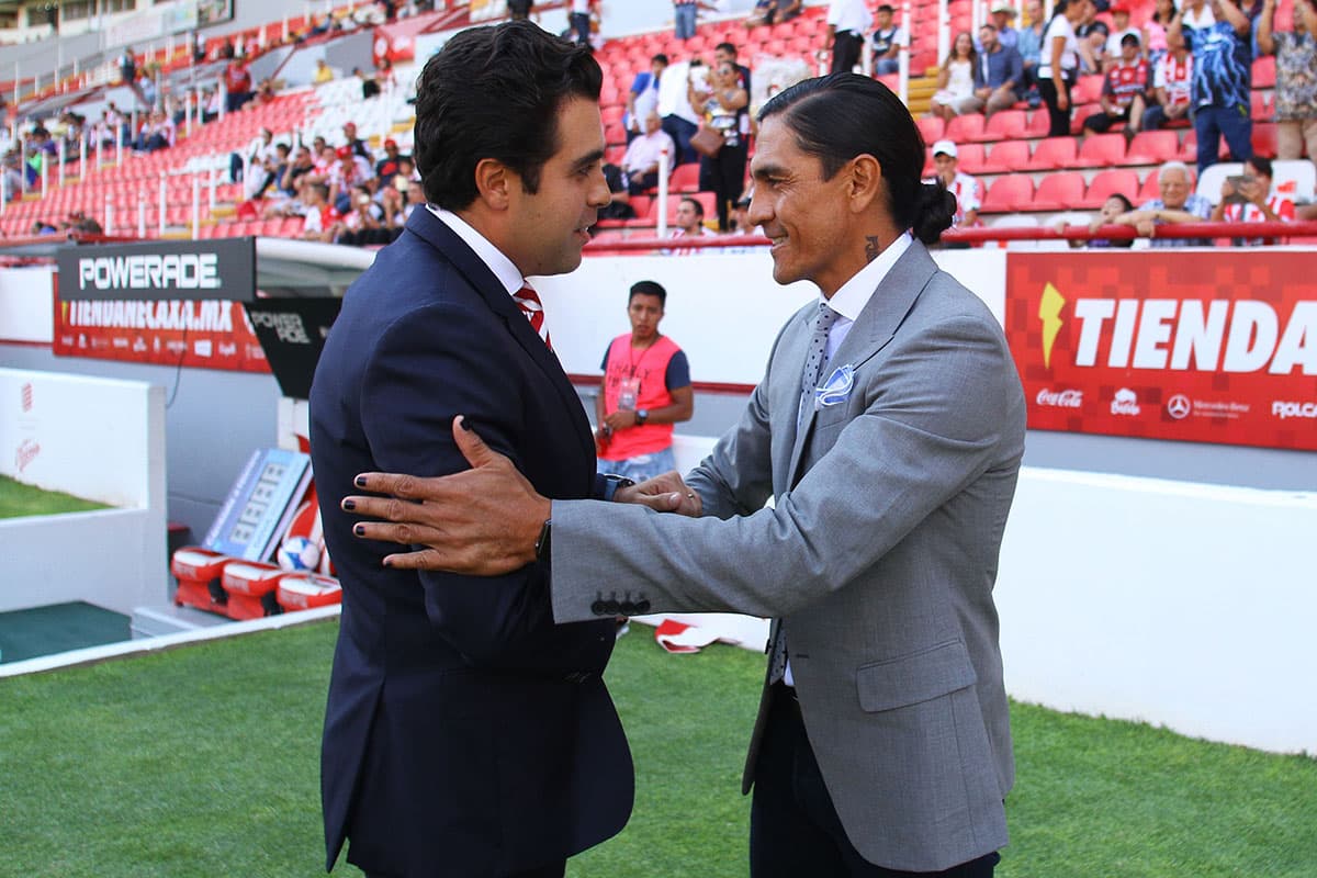 Marcelo Michel, director técnico de Necaxa (izquierda), y Juan Francisco Palencia (derecha), director técnico de Lobos BUAP.