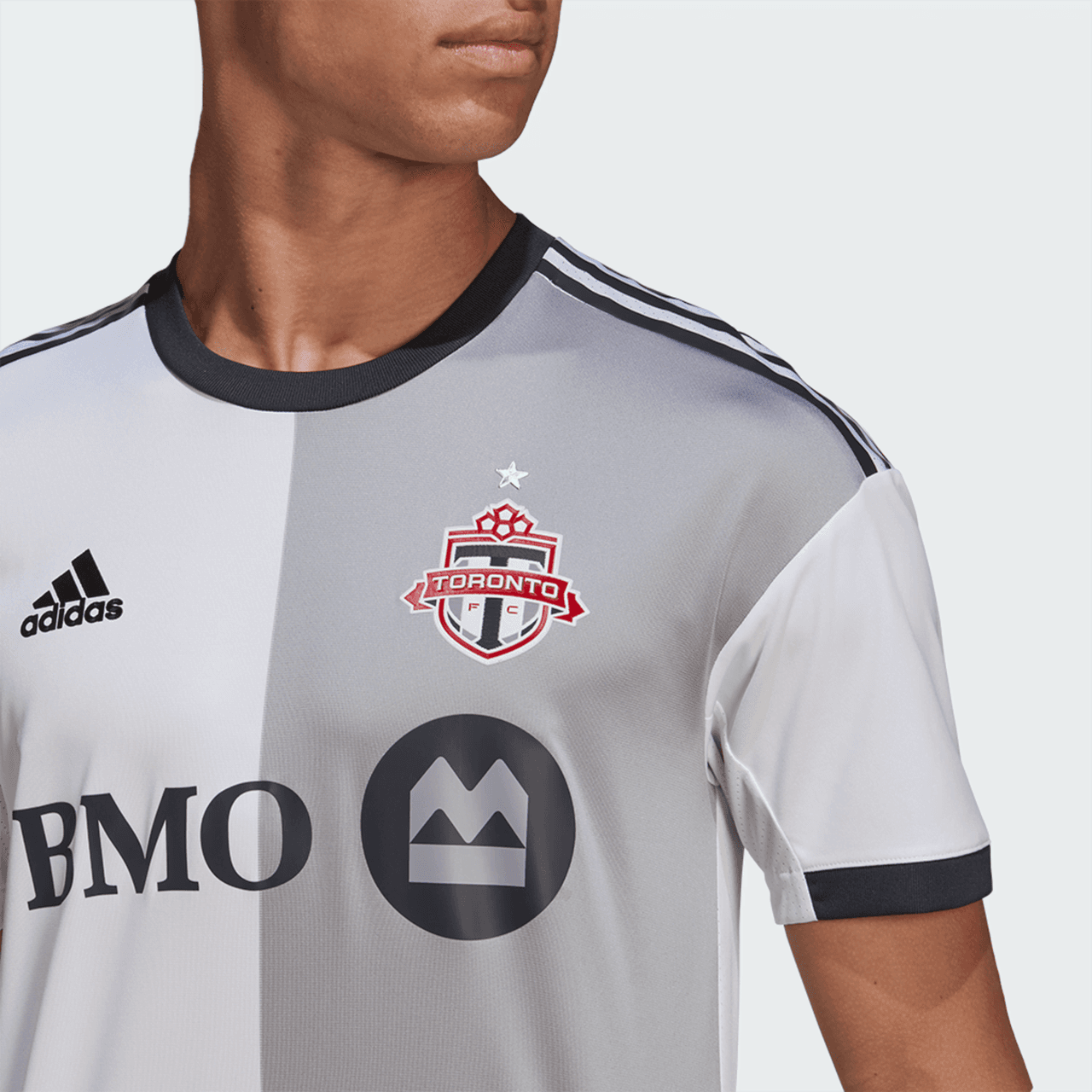 Toronto FC mostró su nueva camiseta secundaria, conocida como 'Community Kit', que busca ser una interesección entre moda, estilo de vida y deporte.
<br>