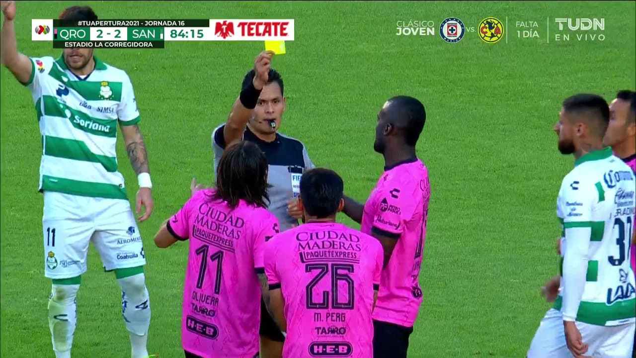 ¡Tarjeta Roja! Maximiliano Perg recibe la segunda amarilla y se va del juego.