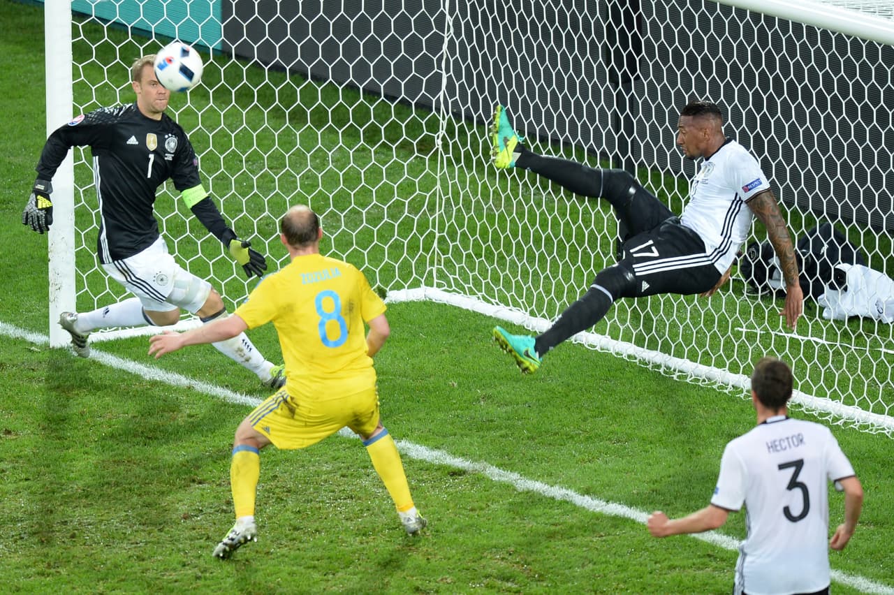 Ucrania estaría cerca de empatar en un remate que sacaría en la línea de gol Boateng para salvar a Alemania.