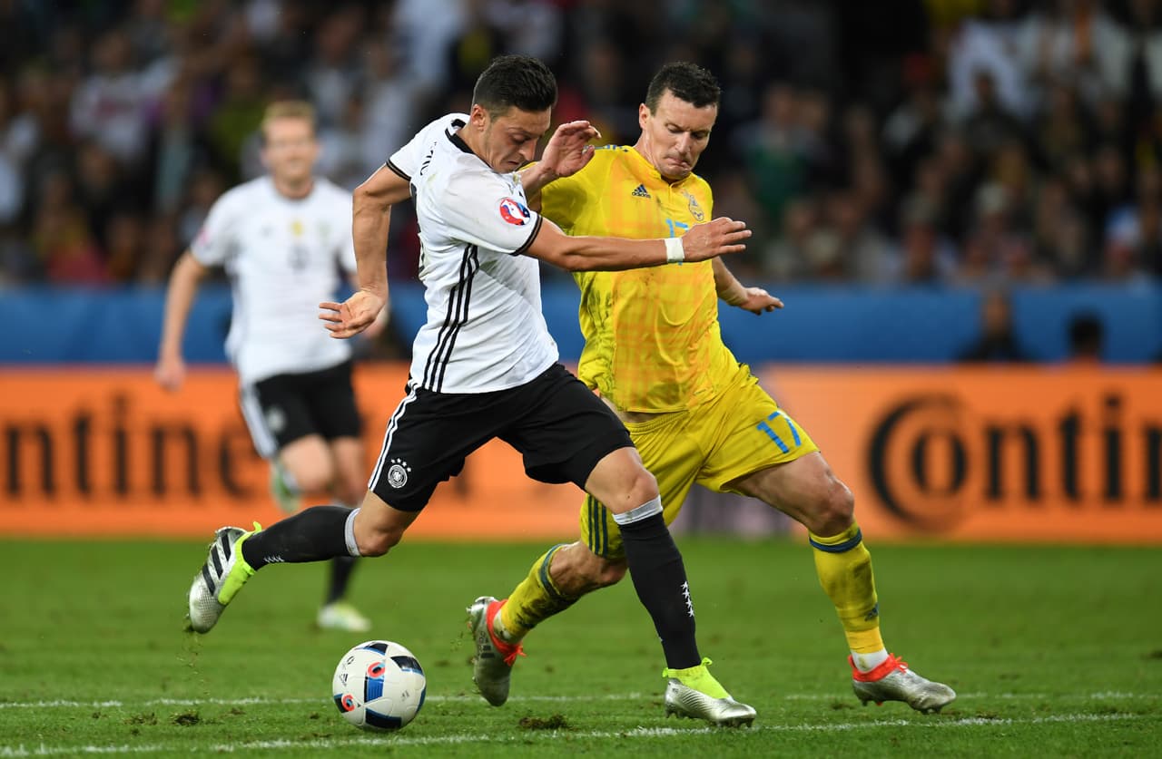 El inicio del partido tuvo a los dos equipos en un choque en igualdad de condiciones, Alemania tardó en imponer su estilo de juego.