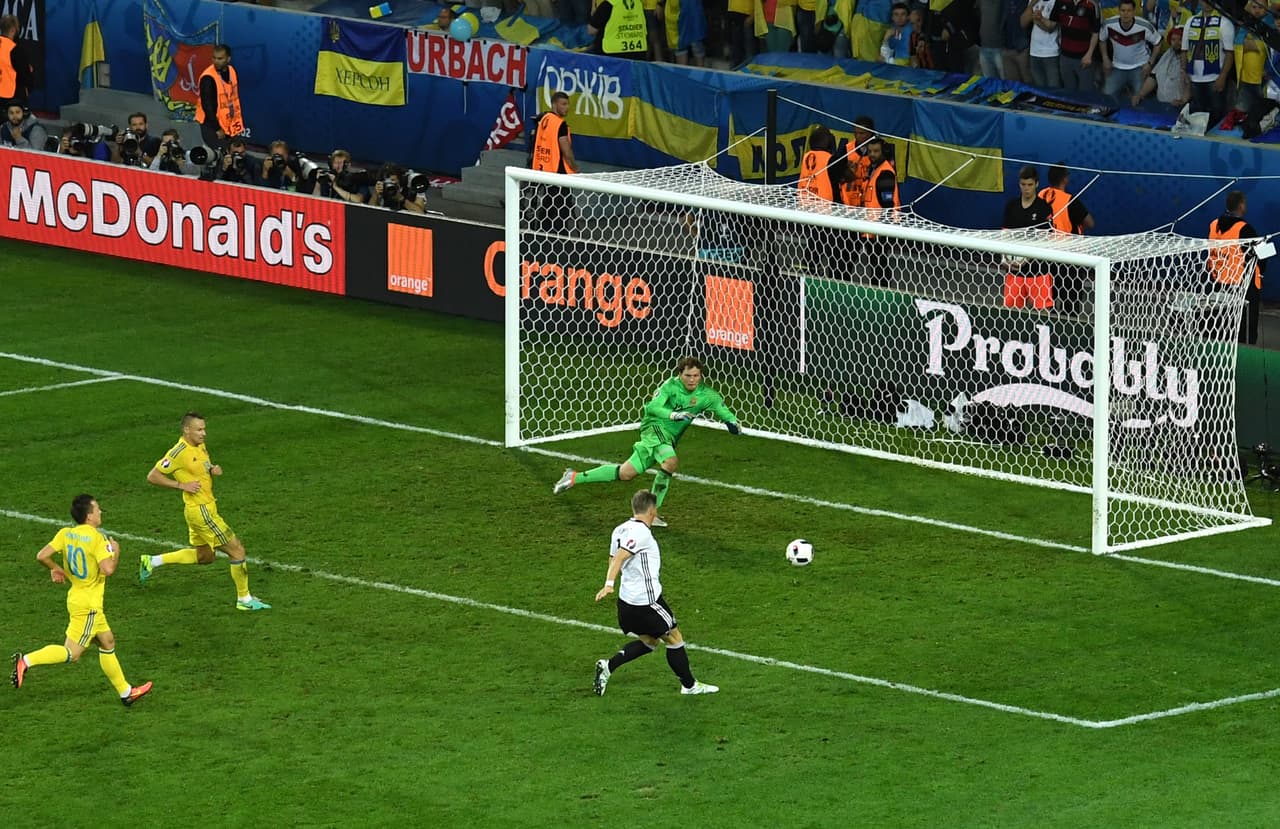 Los germanos conseguirían el gol de la tranquilidad y que aseguraría la victoria hasta el tiempo de compensación, en un contragolpe que Schweinsteiger coronaría con un remate de volea.