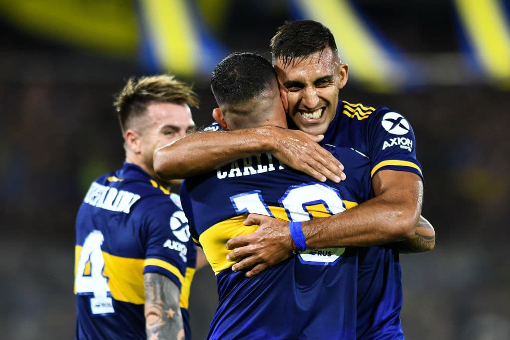 Como 'el Manteca' Martínez, Tévez se sube al alambrado.