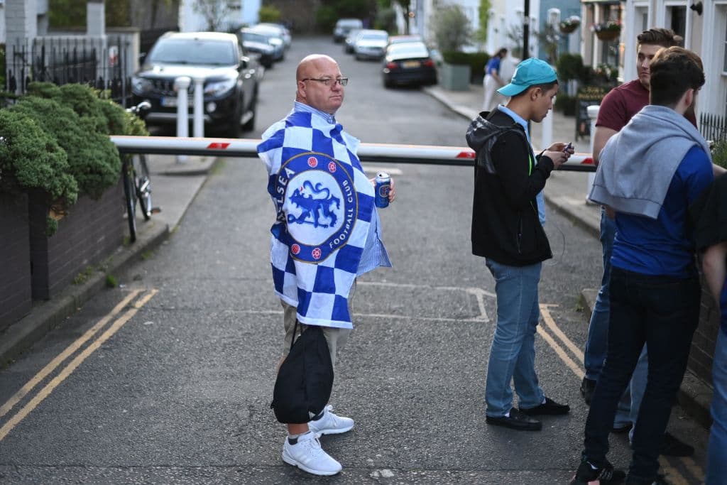Los aficionados del Chelsea salen de sus casas para celebrar en las calles su segundo título de la UEFA Champions League.