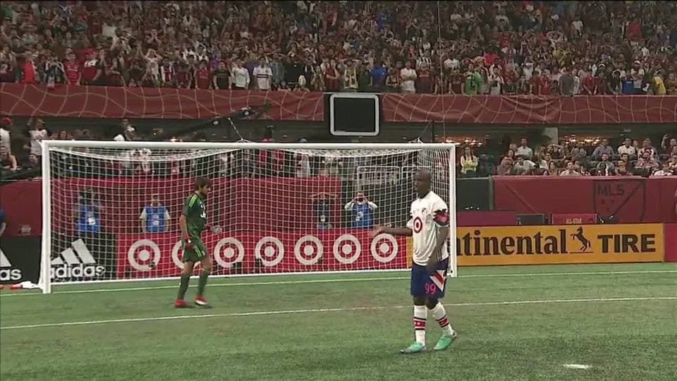 ¡CERCA!. Bradley Wright-Phillips disparó que se estrella en el poste.