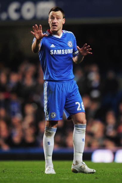 John Terry comenzó el año con un momento inolvidable: se dio a conocer que había tenido un 'affair' con la modelo Vanessa Perroncel, quien hasta semanas atrás estaba casada con su compañero en el Chelsea, Wayne Bridge. Terry está casado y además este hecho causó que Bridge se fuera al Manchester City y renunciara a la selección inglesa así como a disputar el Mundial.