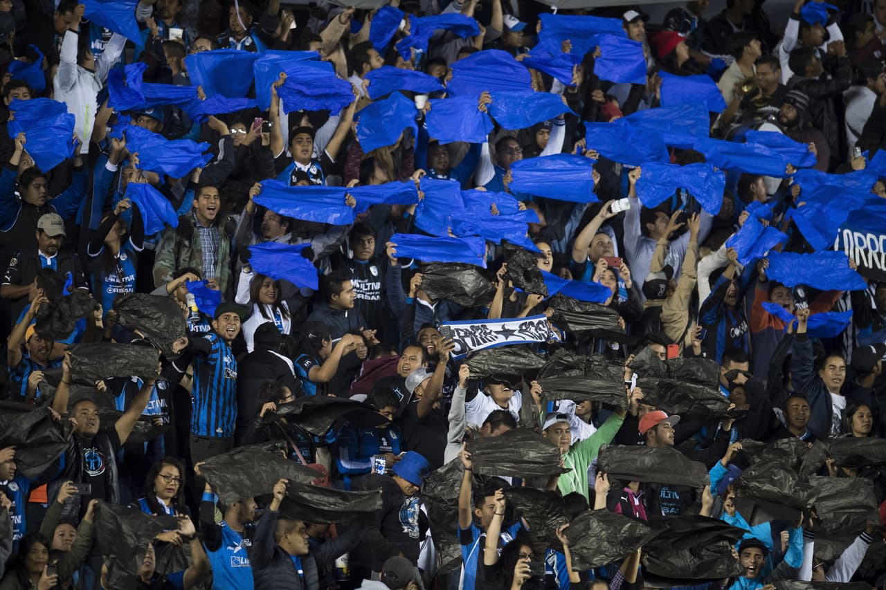 Por dentro de La Corregidora ya la afición queretana completamente lista y entusiasmada con sus colores negro y azul para apoyar a sus Gallos en esta aventura de fase final.