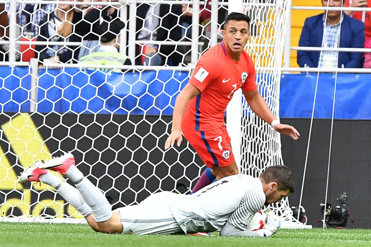 Las primeras opciones fueron para los sudamericanos con Aléxis Sánchez y Arturo Vidal, pero el portero australiano respondió muy bien.