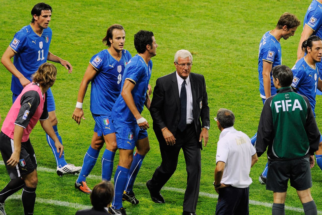 Pero Italia entró en crisis y en la selección cesaron a Roberto Donadoni en 2008 para traer de vuelta a Marcello Lippi.