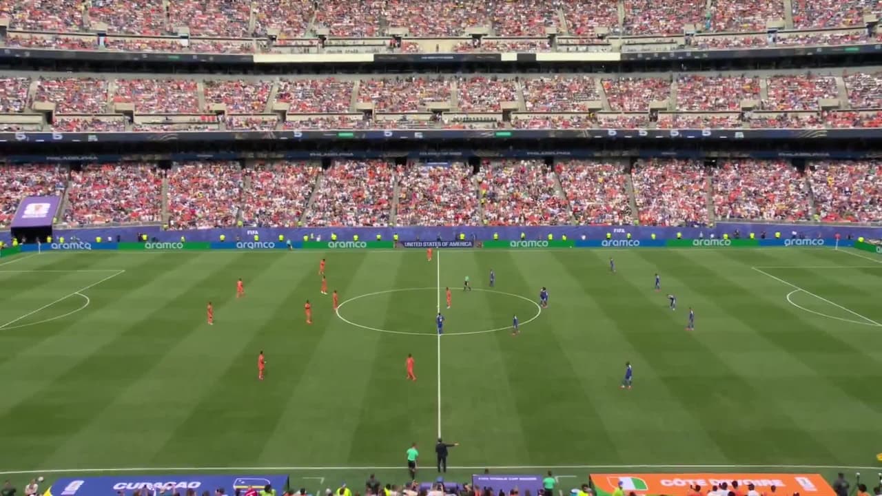 Arranca el partido y la pelota está en juego.