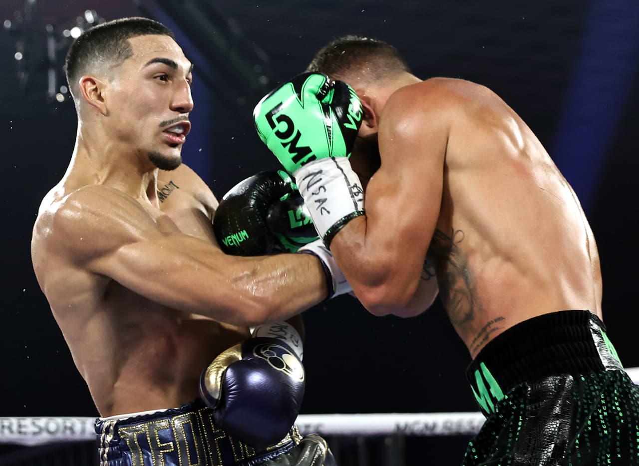 Lomachenko castigaba más al hondureño y las cuerdas del ring ya jugaban un papel importante.
