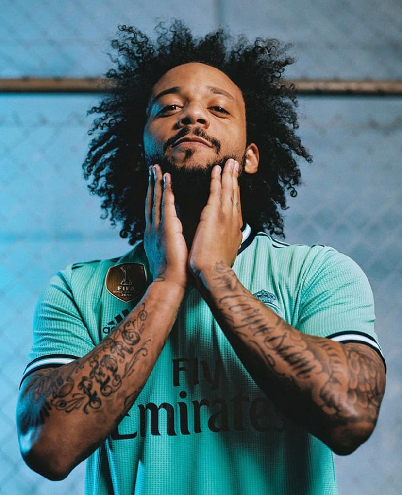 <b>Su típico afro</b>
<br>- Como buen sudamericano con rasgos africanos, el cabello de Marcelo es otra de sus grandes características por tener un cabello rizado con mucho volumen y demasiado poblado.