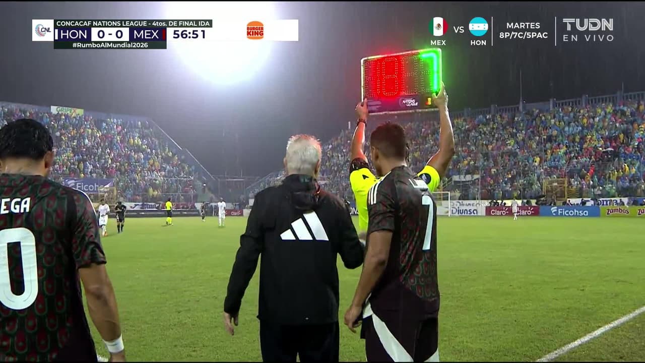 ¡CERCA! Julián Quiñones disparó que se estrella en el poste.