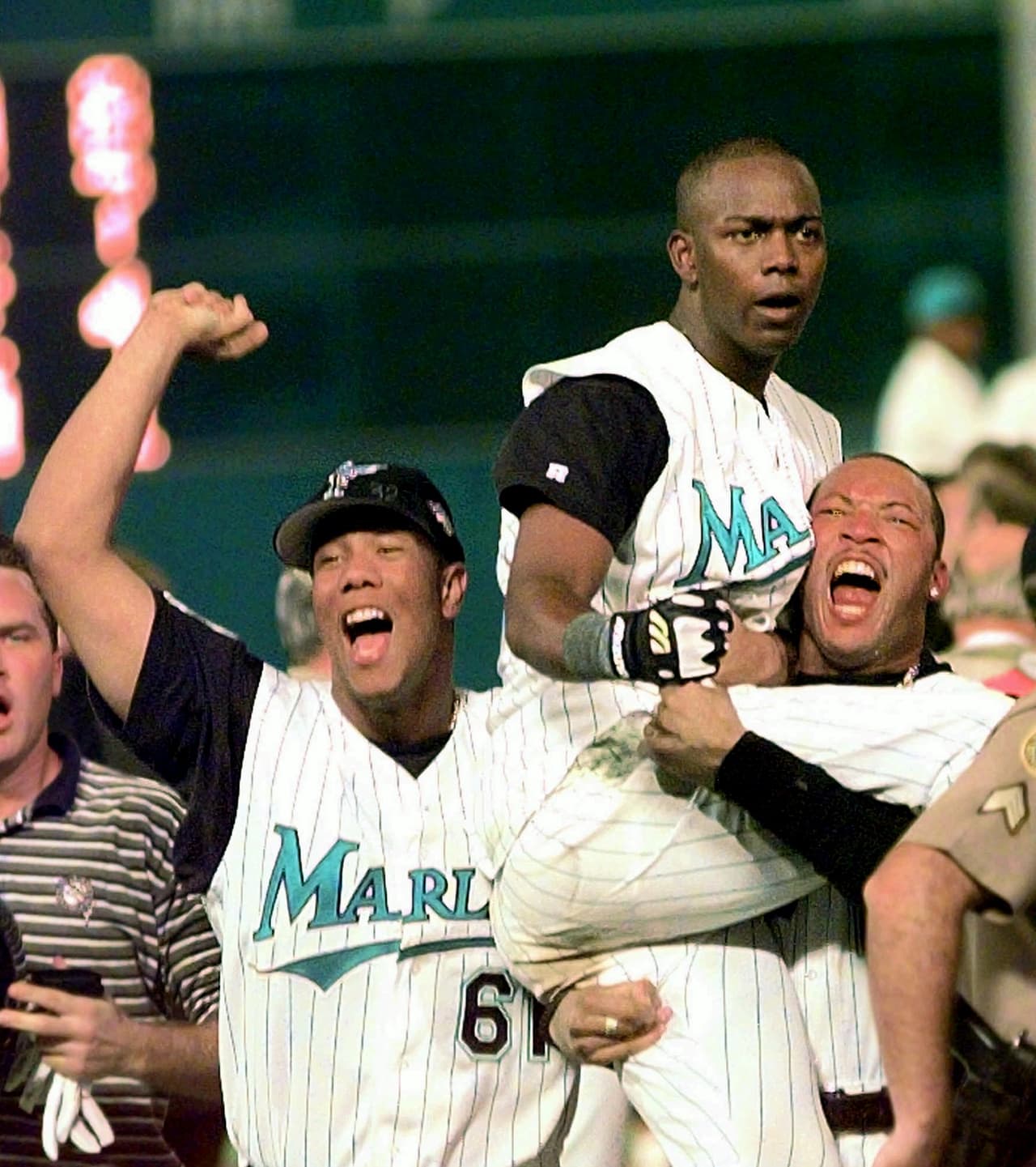 El primer equipo comodín que no solo llego a playoffs, sino fue campeón, fueron los Miami Marlins en 1997 y en 2003.