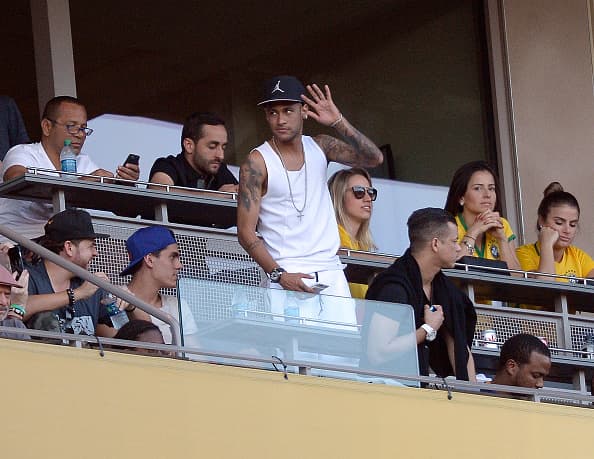 A diferencia de sus compañeros, Neymar se ve de lo más alegre y tranquilo desde la tribuna. Disfruta de sus vacaciones.