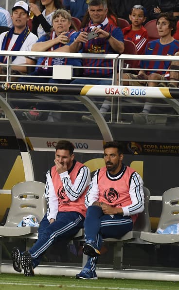 Lio tuvo que ver el debut de Argentina contra Chile desde el banquillo. La ‘Pulga’ se vio inquieto, con ganas de pisar el campo.