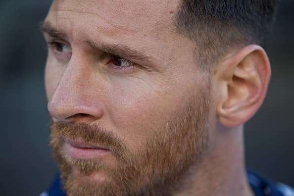 Messi se lastimó la espalda y las costillas en un juego amistoso contra Honduras el 28 de mayo, después tuvo que viajar a España a un juicio por evasión fiscal. Por esas razones no ha podido debutar en la Copa América.