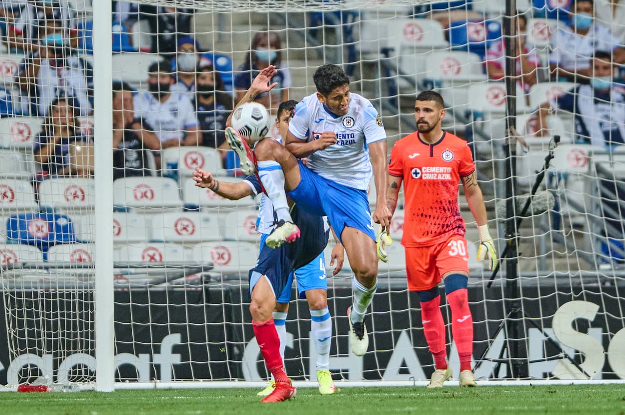 Un solitario gol de Maxi Meza le da la victoria 1-0 a Monterrey y toman una cómoda ventaja en las semifinales de la Concacaf Liga de Campeones frente a Cruz Azul.