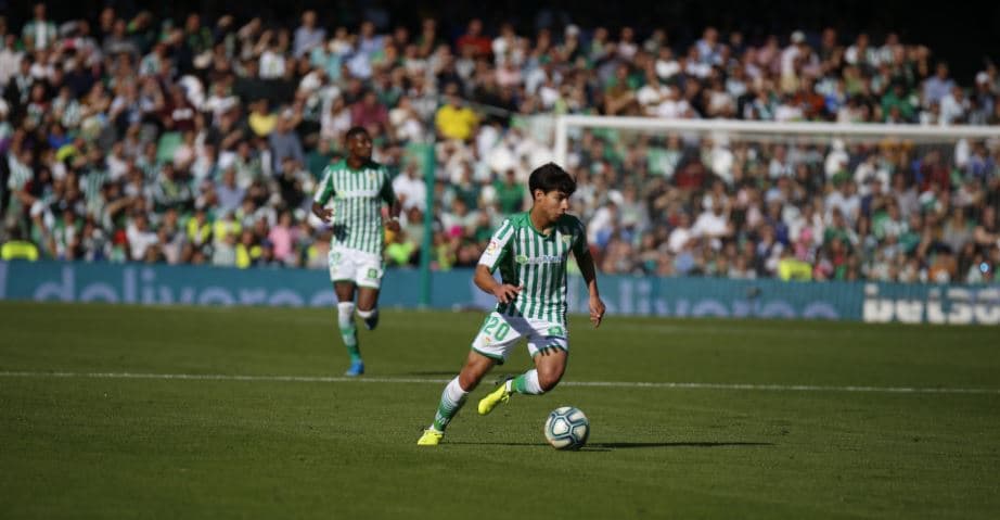 Diego Lainez agradece la ovación del Benito Villamarín