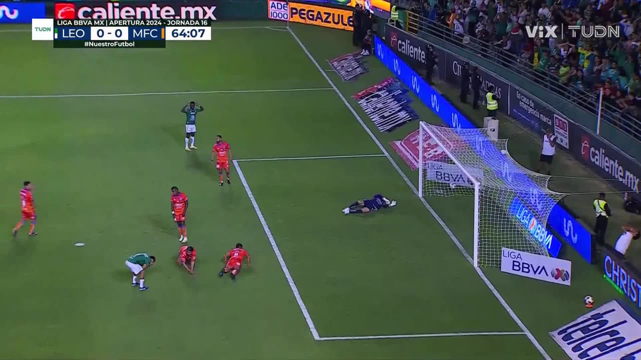 ¡Doble falla de León! Cabral tenía el arco abierto y la echó a un lado