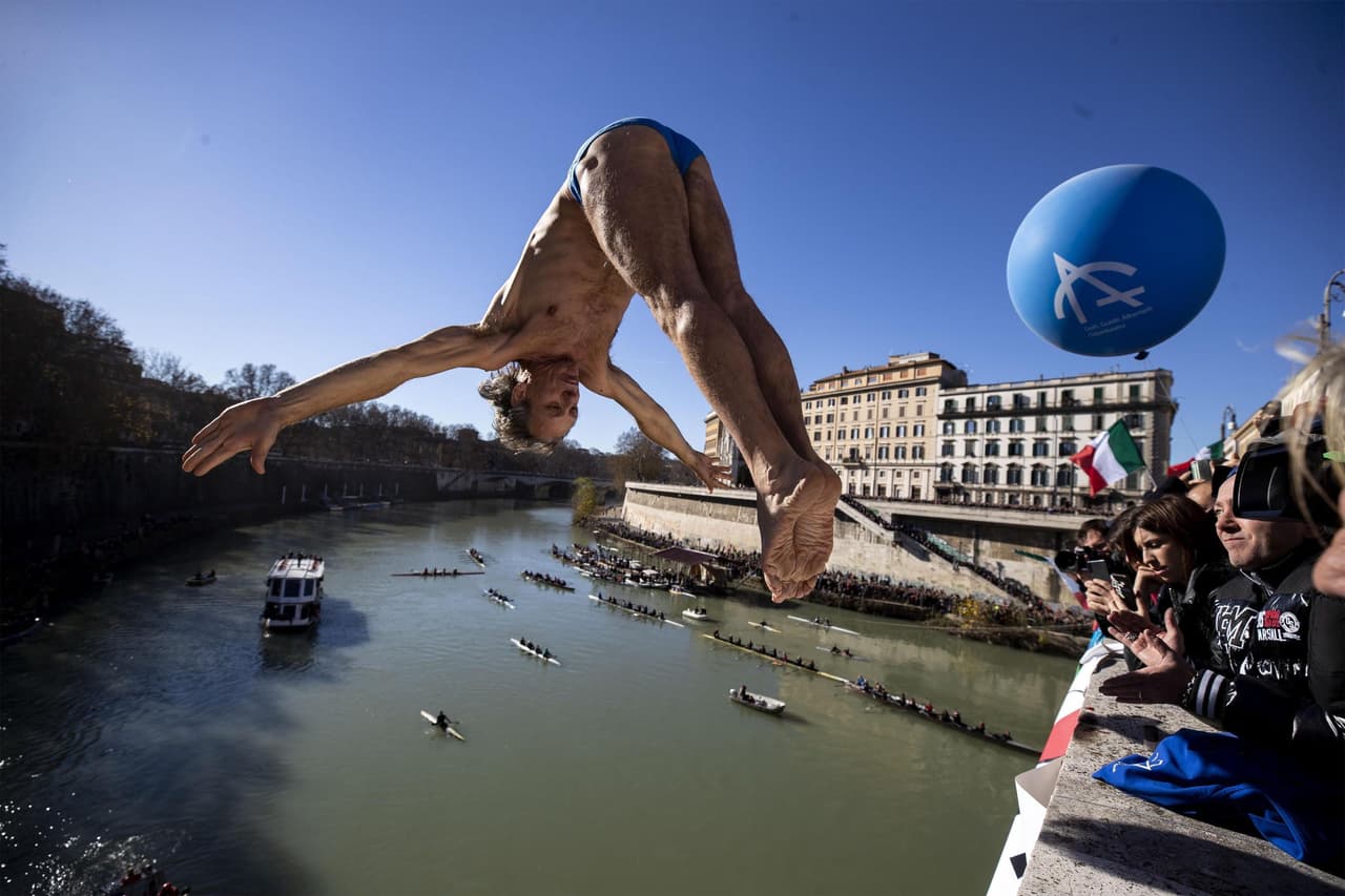 El italiano Marco Fois saltó desde el Puente Cavour sobre el río Tiber en Roma para celebrar el Año Nuevo.