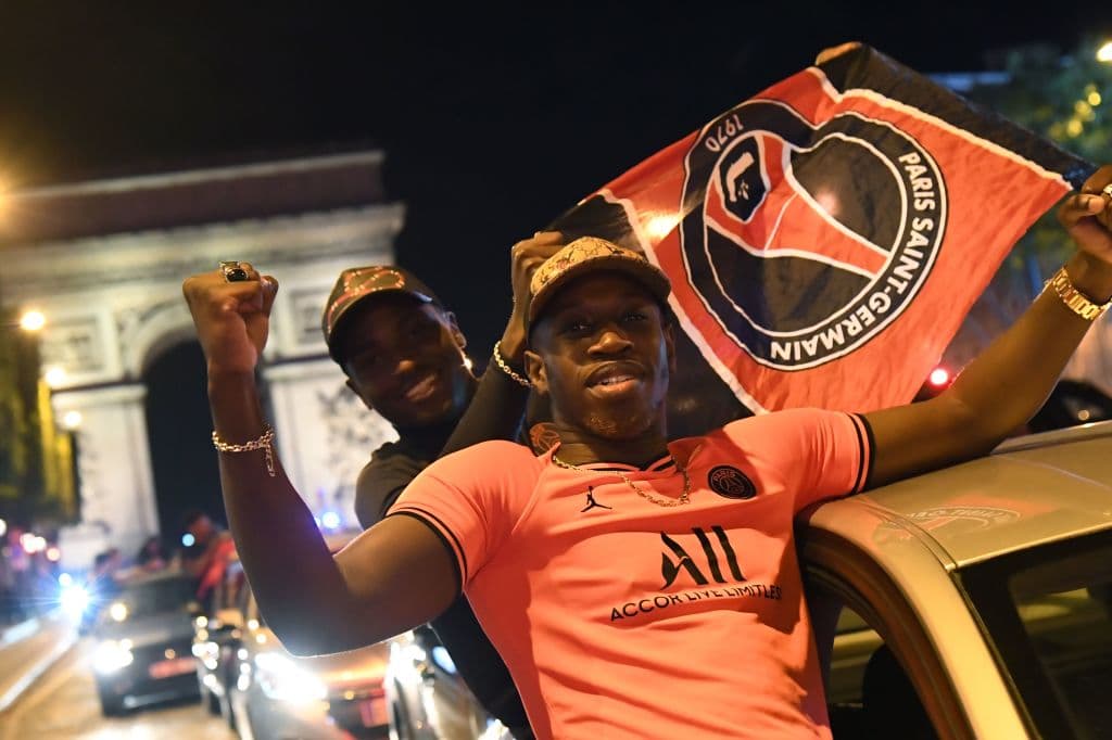 La emoción entre los hinchas fue tal que, en plena pandemia, invadieron las calles de la ‘Ciudad de la Luz’ tras el histórico triunfo.