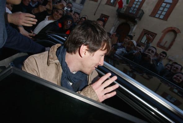 Apenas estaba bajando de su vehículo y no paraba de saludar a las personas que rodeaban el coche.