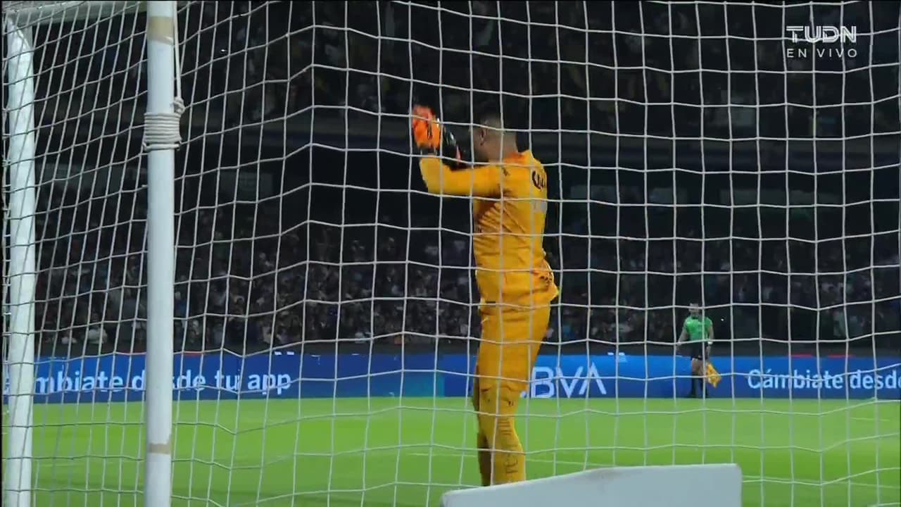 Arranca el partido y la pelota está en juego.