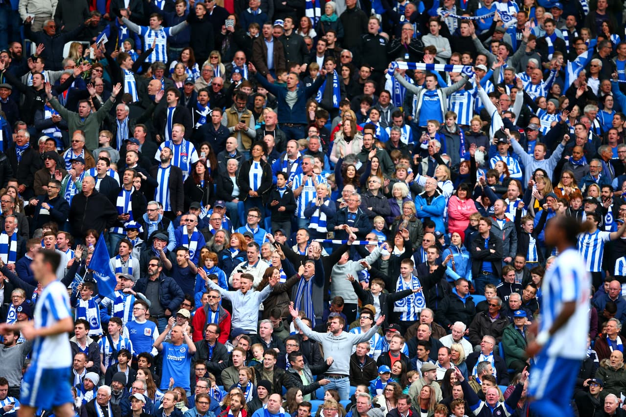 Pero la gente estaba demasiado alegre y apenas se pitó el final del partido se desencadenó la invasión.