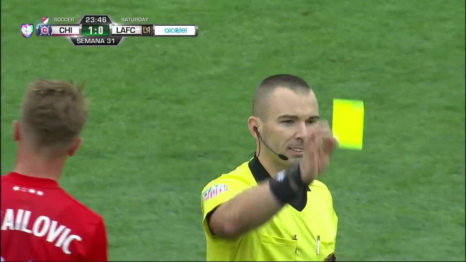 Tarjeta amarilla. El árbitro amonesta a Dax McCarty de Chicago Fire