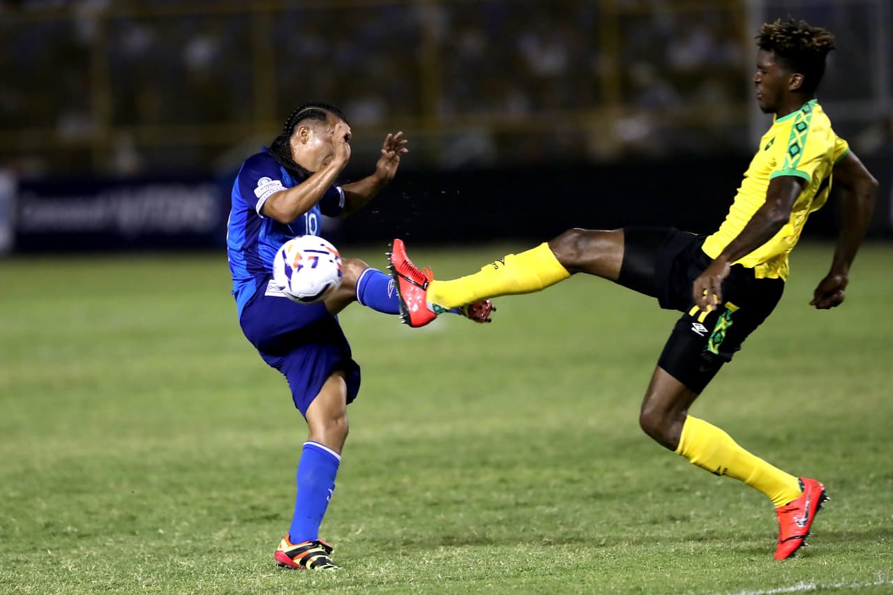 Con su juego fuerte los jamaicanos querían imponer condiciones en territorio salvadoreño.