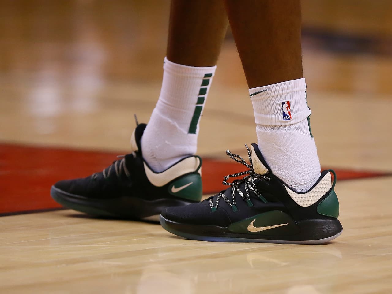 El estelar delantero de los 
<b>Milwaukee Bucks</b> 
<b>Khris Middleton</b> usa unos Nike Hyperdunk X Low.