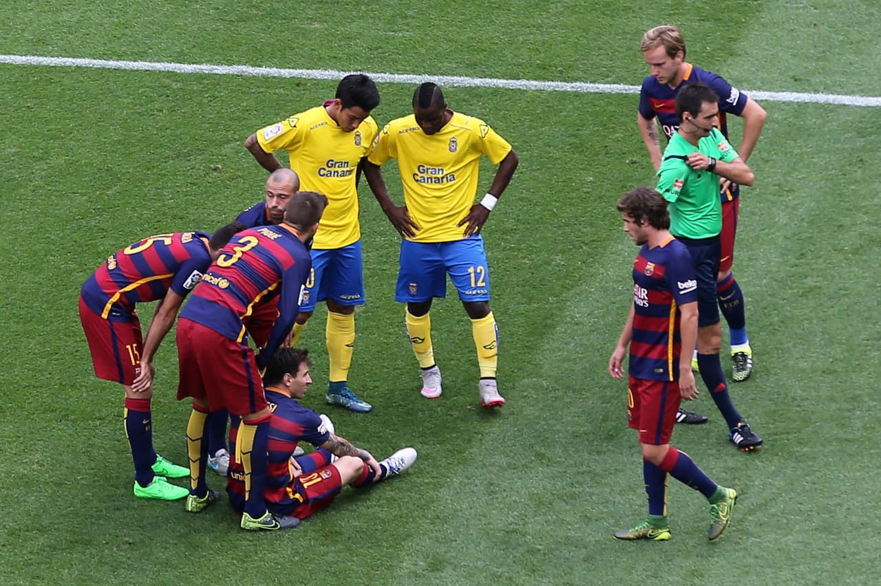 El argentino ha acudido a la Ciudad Deportiva para iniciar la recuperación que le llevará a vivir el barcelonismo como a él no le apetece, desde el graderío, ubicación donde ha tenido que acomodarse en más de una ocasión en su ya largo historial como profesional.