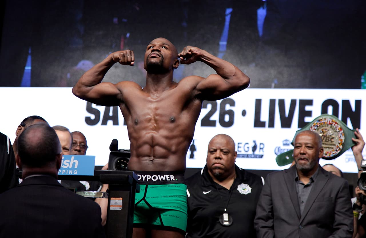 Floyd Mayweather dio un peso de 149.5 libras, muy por debajo de las 154 en las que se pactó la pelea.