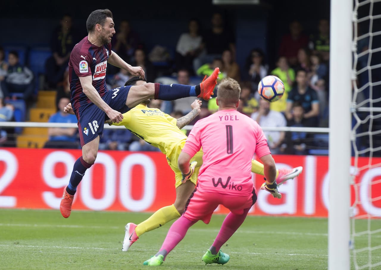 Arbilla (Eibar) en un duelo con Roberto Soriano (Villarreal) que no prosperó a favor del 'submarino' que buscaba acercarse en el marcador.