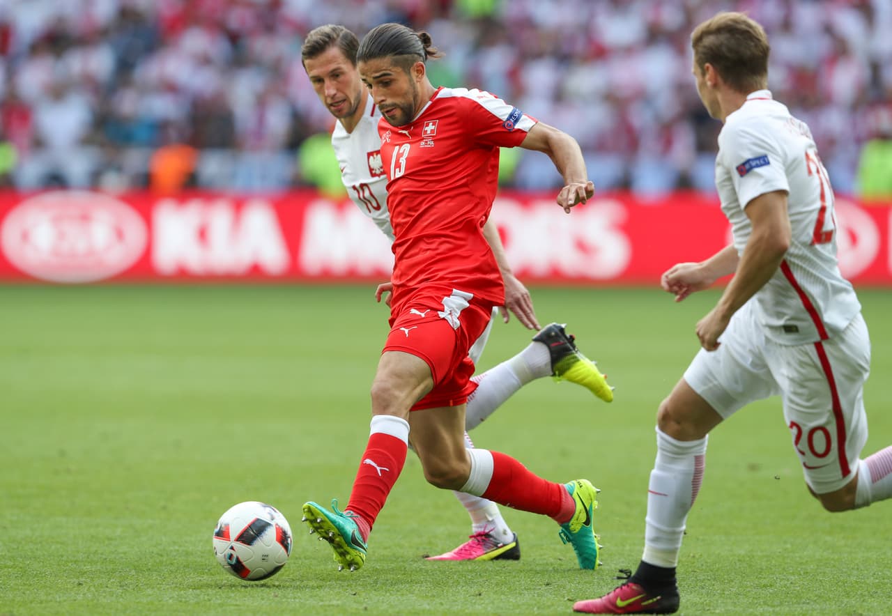 Para ocupar el lugar de alguno de ellos, además de Musacchio, estarían pensando en el suizo Gonzalo Rodríguez, del Werder Bremen.