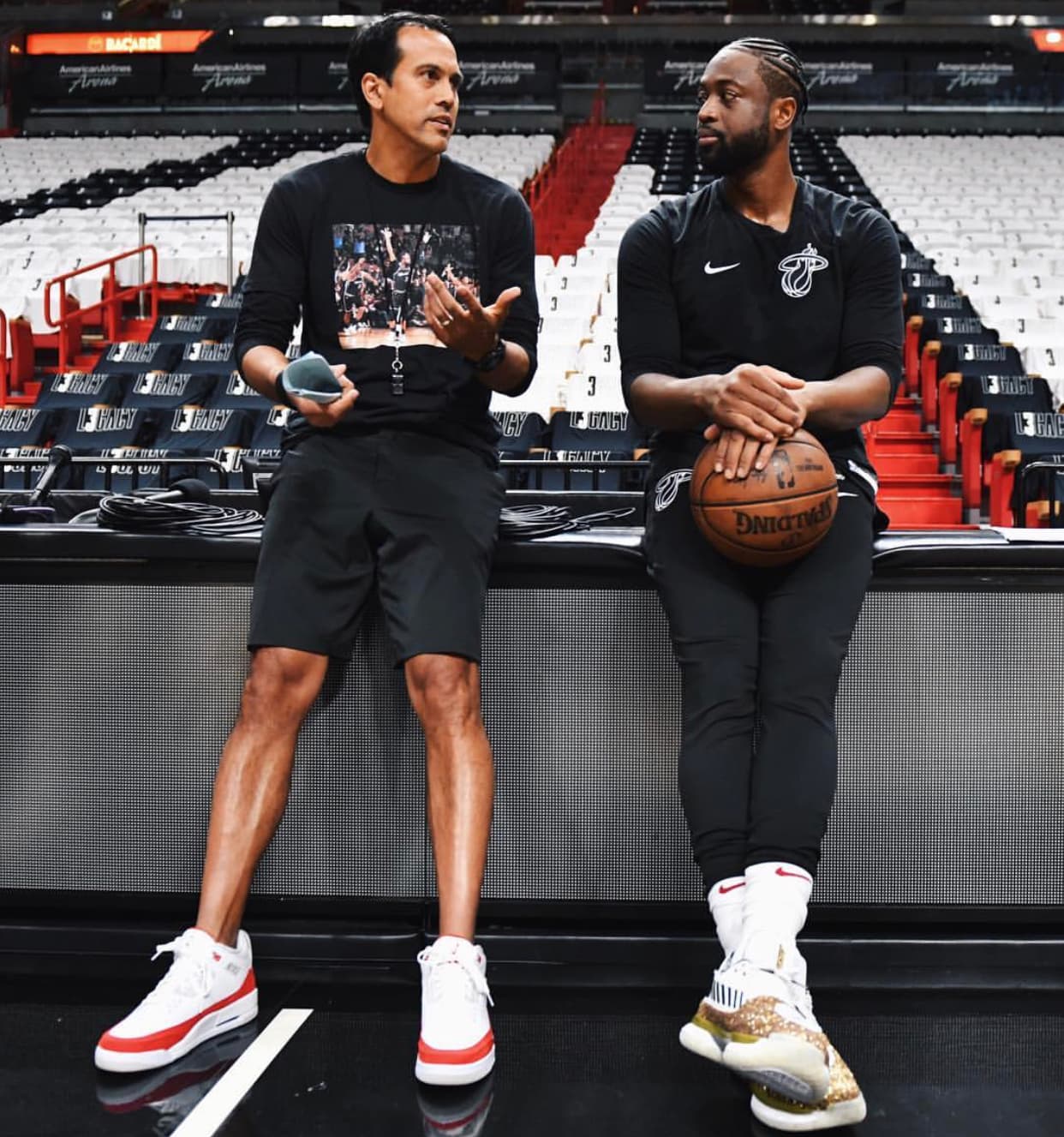 Aquí se alcanzan a apreciar mejor esos zapatos con los que Wade saltará a la duela esta noche para bajar el telón en los partidos de temporada regular como jugador del Heat.