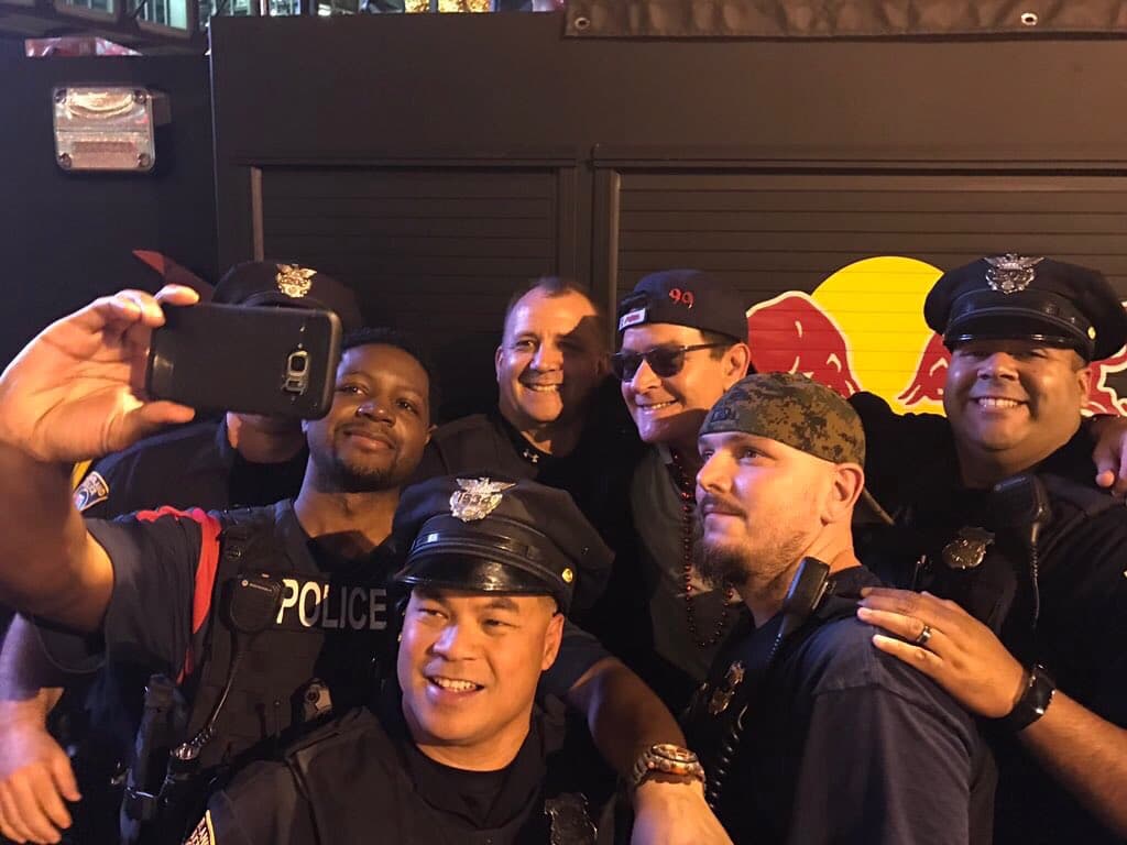 Charlie Sheen llegó escoltado al Progressive Field al séptimo Juego de la Serie Mundial