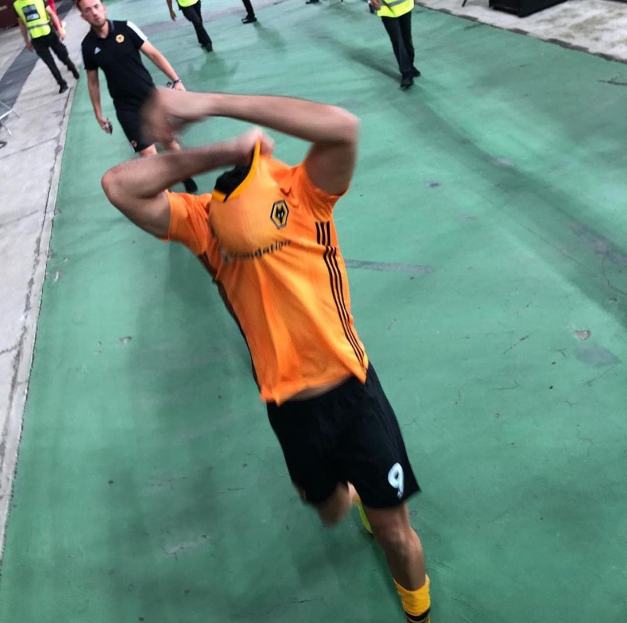 Al finalizar el encuentro, Jiménez observó a los aficionados que portaban vestimenta azulcerma en las gradas y no dudó en completarles un día lleno de felicidad.