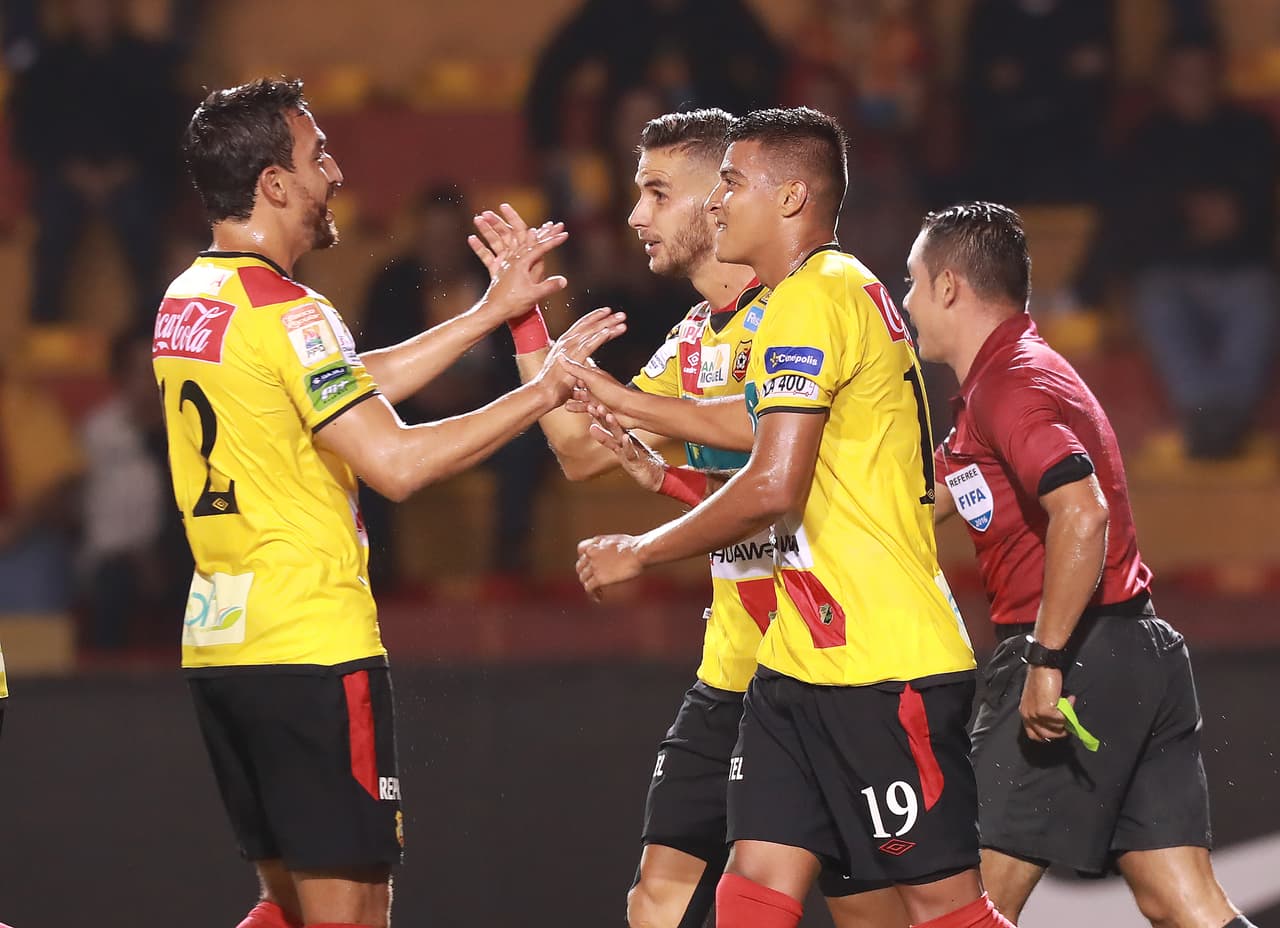 Herediano goleó 7-0 a Santos