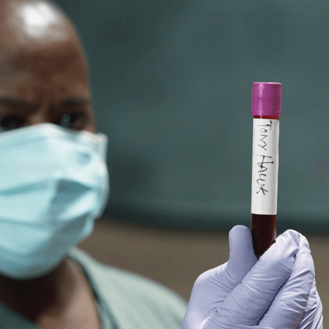 Liquid Death mostró el proceso de cómo se crearon estos mazos de edición limitada.