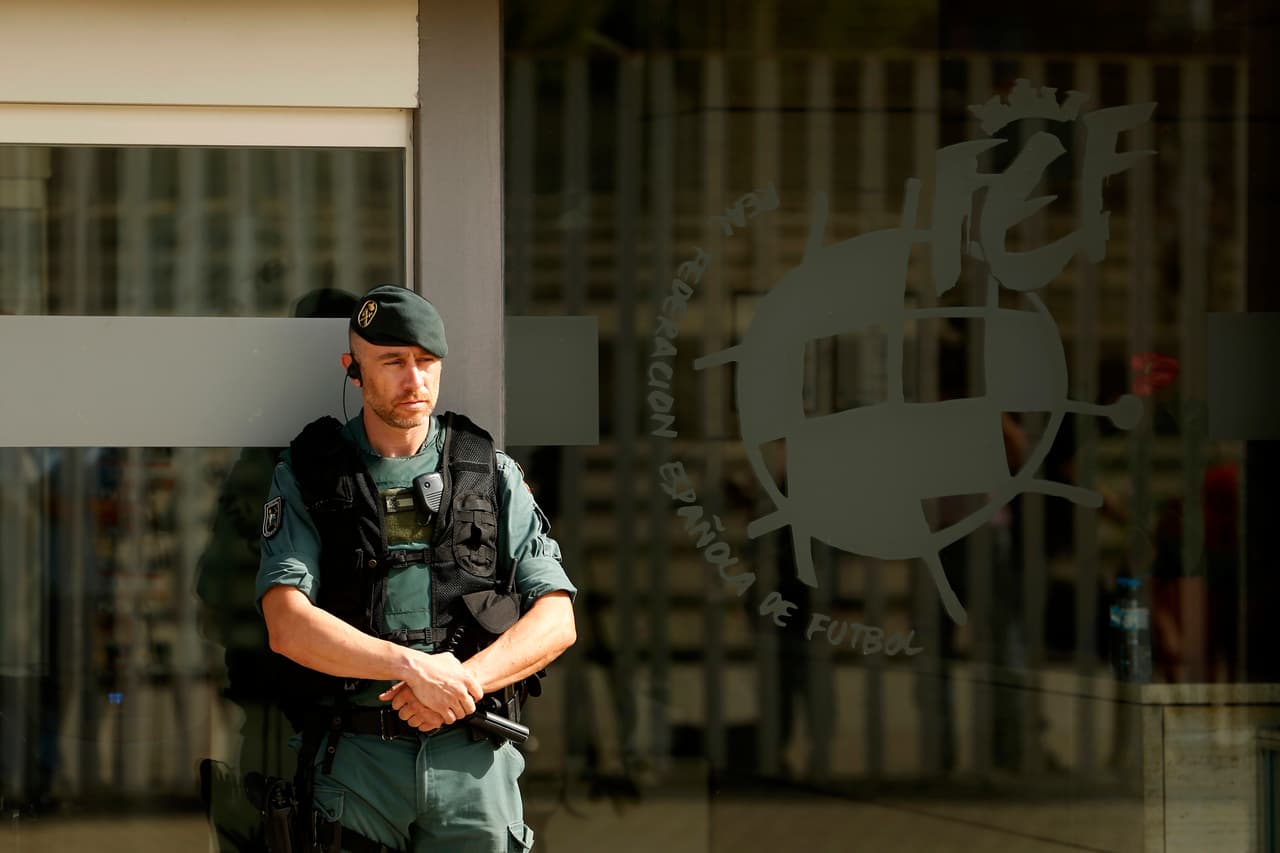 Su detención llega dos días antes de la próxima Asamblea General, convocada el 20 de julio en Las Rozas (Madrid). Los delitos por los que han sido detenidos son administración desleal, apropiación indebida, corrupción entre particulares, falsedad documental y posible alzamiento de bienes, todo ello en relación con la organización de partidos internacionales.