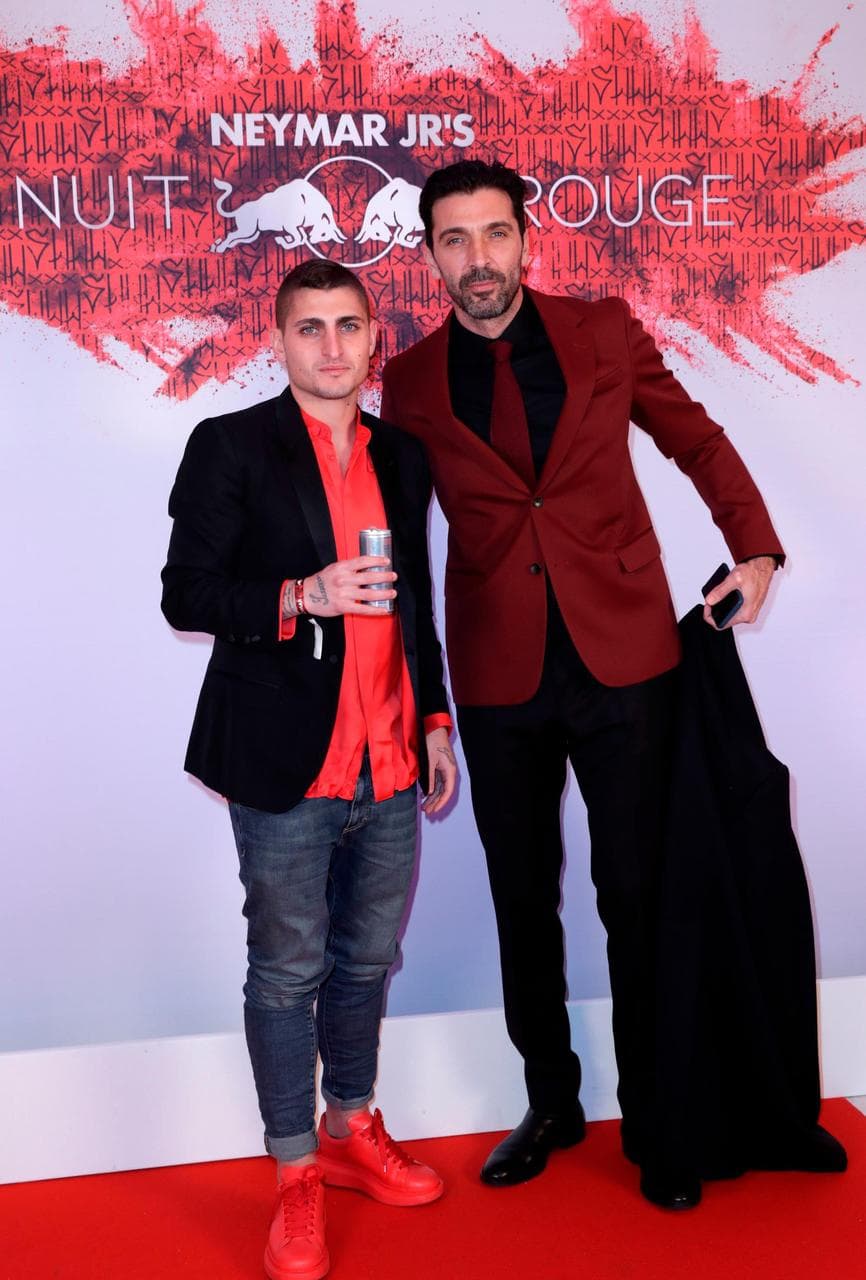Marco Verratti y Gianluigi Buffon, la pareja italiana que milita en el PSG haciéndose presente en el festejo de Ney.