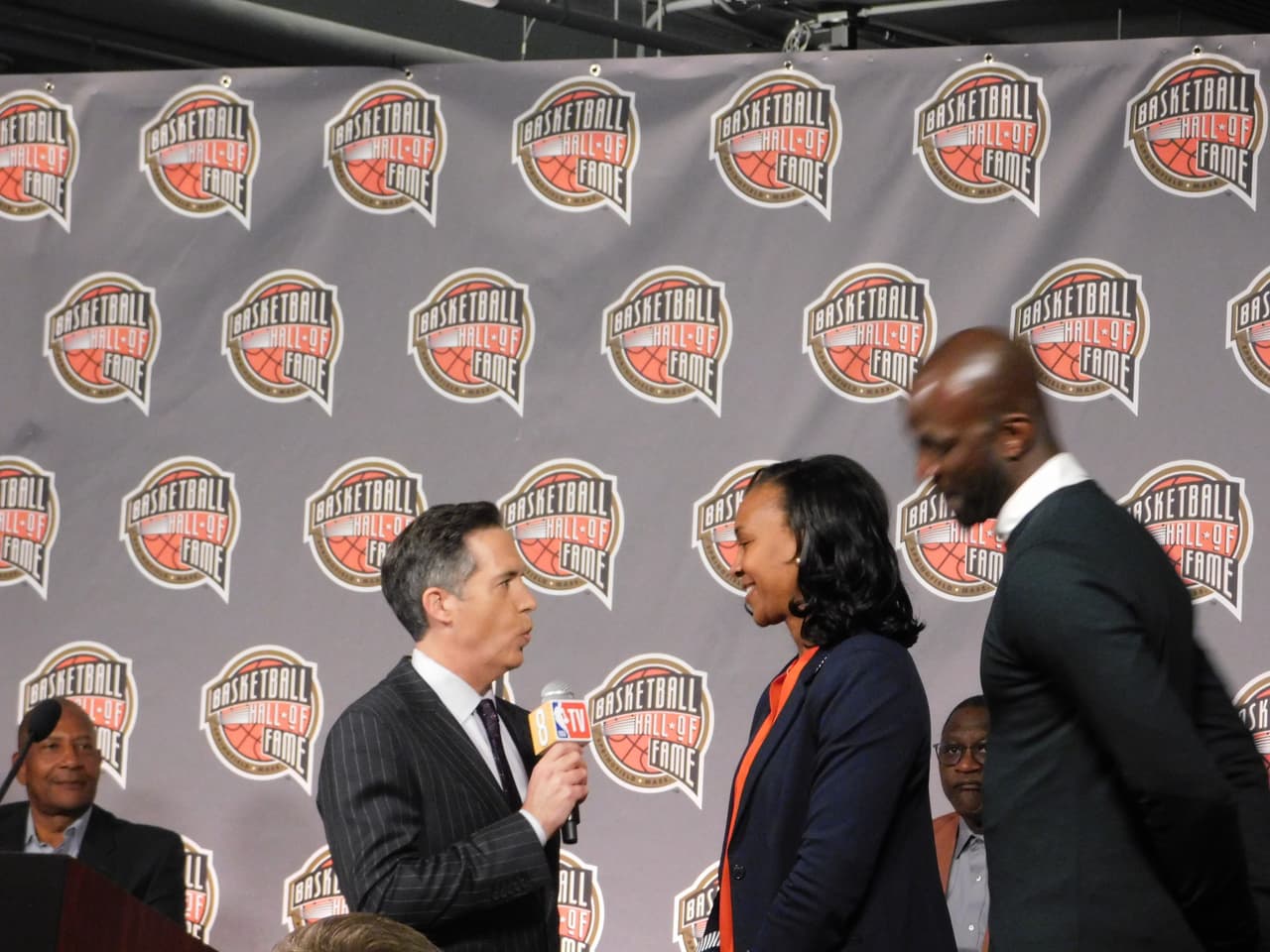 Así se vive la ceremonia para decidir que grandes estrellas de la NBA serán inmortalizados en el Salón de la Fama.