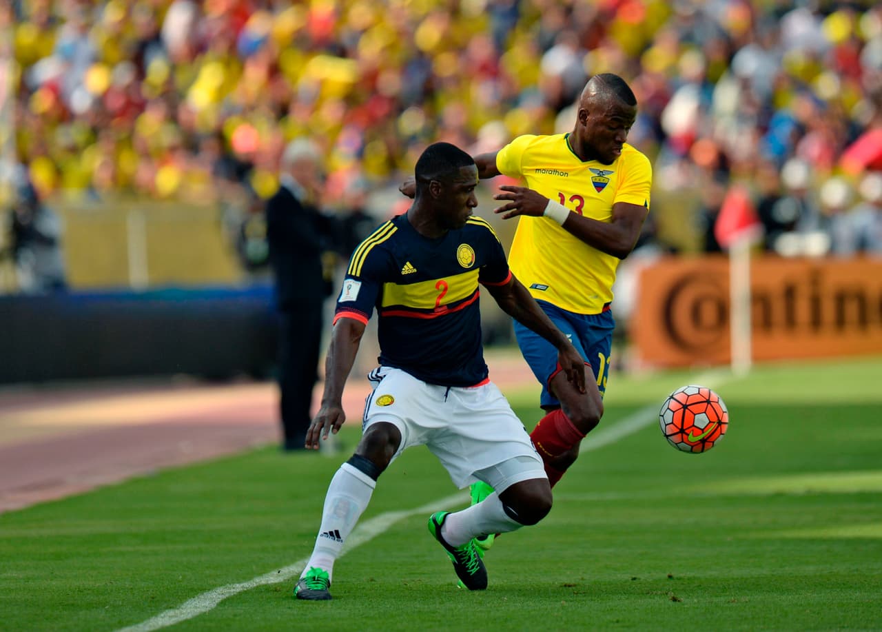 Cristian Zapata, del Milan, en un duelo con Enner Valencia por la banda izquierda.