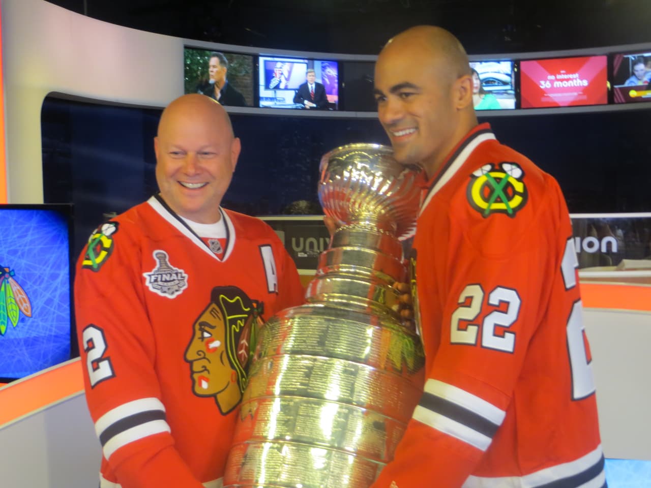 La Copa Stanley y Jamal Mayers, ex jugador del equipo de los Blackhawks visitaron los estudios de Univision. Mira la galería de fotos.