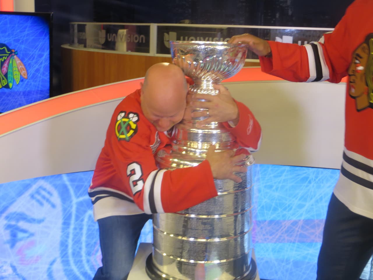 La Copa Stanley y Jamal Mayers, ex jugador del equipo de los Blackhawks visitaron los estudios de Univision. Mira la galería de fotos.